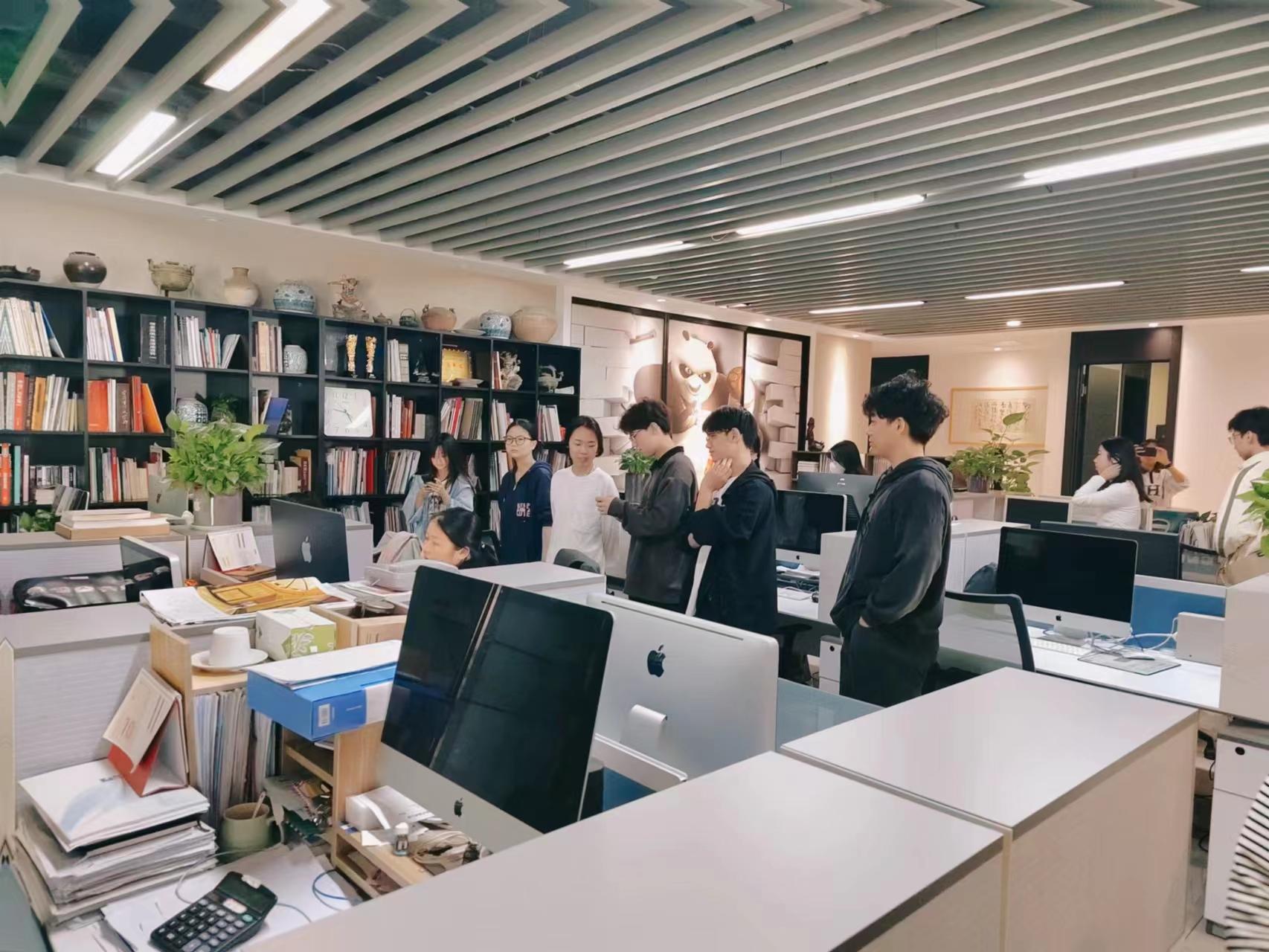 视觉传达设计师生考察美术学院实习实践基地——淮安长江广告有限公司-淮阴师范学院美术学院